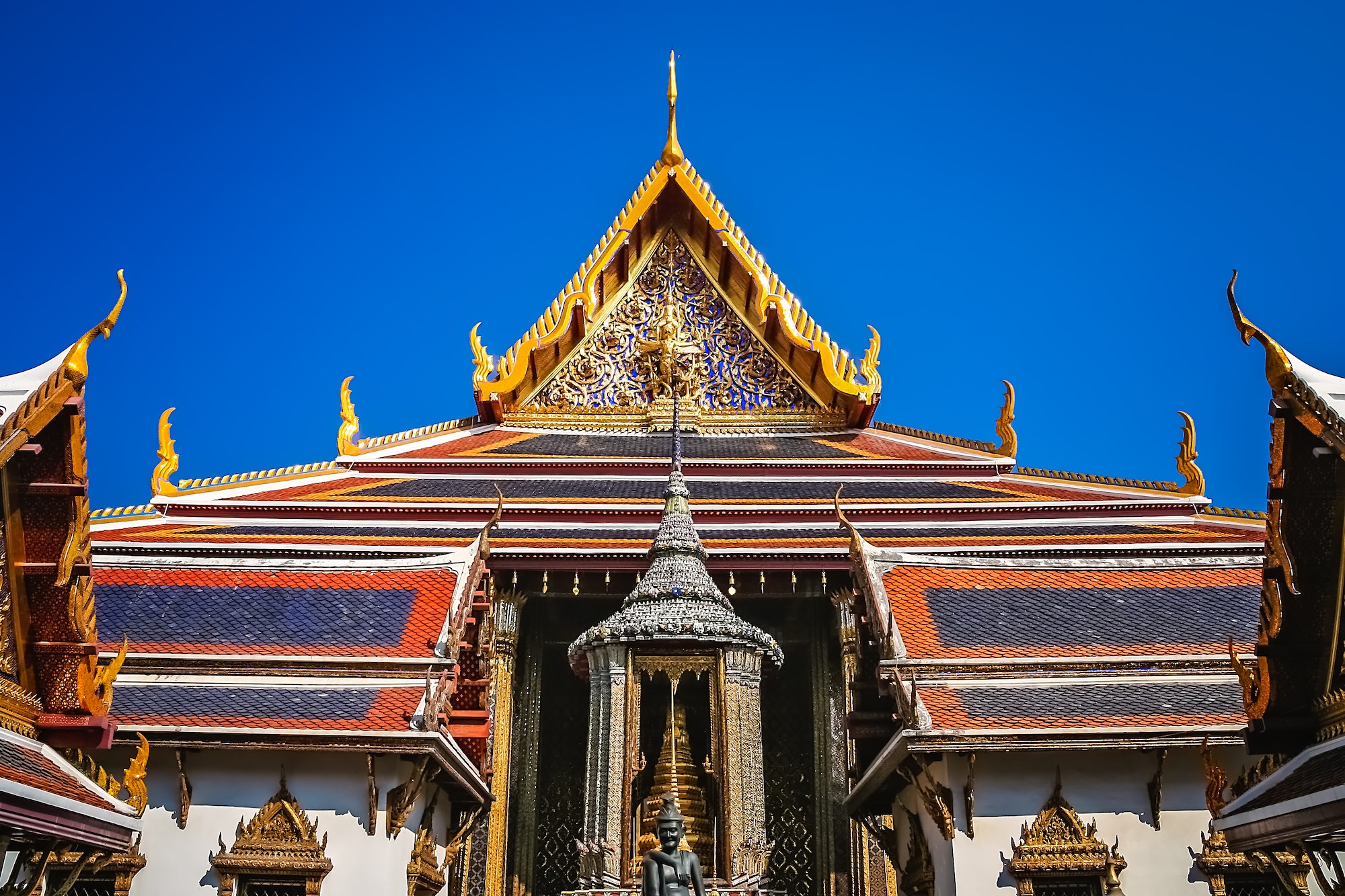 buddhist-temple-inside-the-grand-palace-complex-in-bangkok.jpg