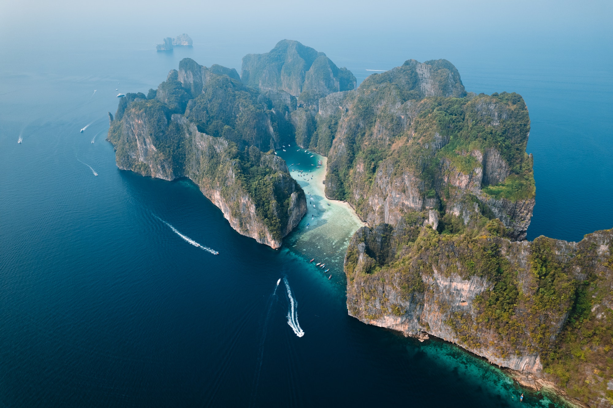 travel-by-longtail-boat-in-phi-phi-islands.jpg